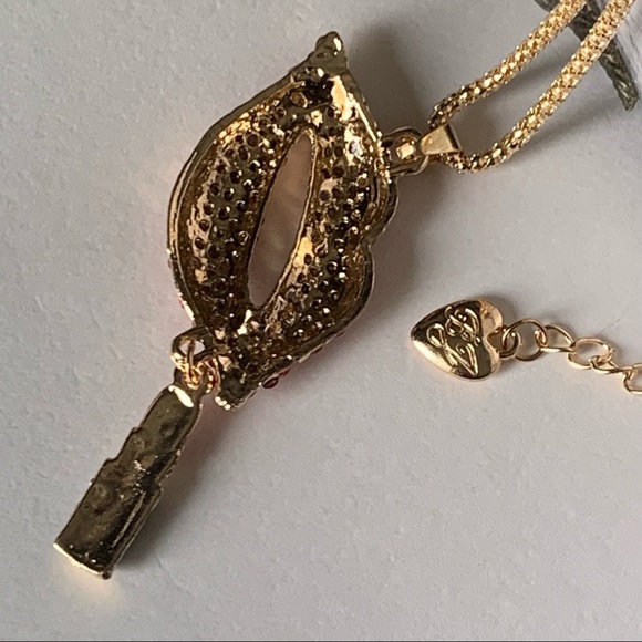 💋🆕 Betsey Johnson Style - Crystal Red Lips Necklace - Picture 5 of 5